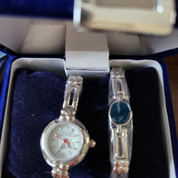 Watch and bracelet set - Picture 2 of 5